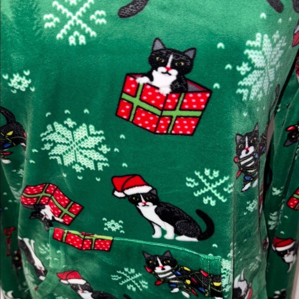 No Boundaries Green and Red Holiday Sweatshirt - Picture 3 of 5